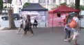 Chiar daca au mai ramas 4 zile pana la alegerile parlamentare, in Chisinau au fost instalate tot mai multe corturi, iar reprezentantii partidelor imparteau pliante electorale - VIDEO