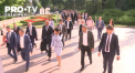 Unii au venit impreuna cu echipa, iar altii - singuri. Vezi aparitia deputatilor la prima sedinta a Parlamentului - VIDEO