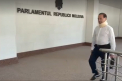 Cu gatul in ghips. Cum a venit un deputat al BECS la sedinta Parlamentului: "-Cum va simtiti? -Bine!" - VIDEO
