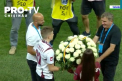 Suporterii clubului Rapid Bucuresti i-au daruit un buchet imens de trandafiri albi legandarului Gica Hagi - VIDEO 