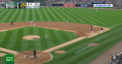  Un jucator de baseball a fost la un pas de o accidentare grava dupa ce a fost lovit de o minge direct in fata 