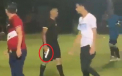 Secvente neasteptate in timpul unui meci de fotbal, dupa ce un arbitru a scos un pistol direct pe teren