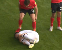 Un jucator l-a lovit pe un adversar peste picioare, iar acesta a cazut ca secerat, la un meci de fotbal din liga a doua a Angliei
