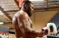 Un campion din UFC isi bea cafeau in ringul de lupta. Acesta s-a filmat cum este luat la pumni in timp ce isi savura bautura - VIDEO
