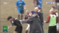 Un arbitru din Italia a fost lovit de antrenorul unei echipe chiar in timpul unui meci dintr-o liga inferioara italiana. Antrenorul s-a enervat atunci cand i-a fost aratat cartonasul rosu - VIDEO