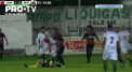 Un arbitru a fost pus jos si lovit cu piciorul in cap de un fotbalist nemultumit de una dintre deciziile sale - VIDEO
