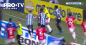 Spirite incinse la finalul derby-ului din Brazilia dintre Internacional si Gremio. Fotbalistii s-au incaierat, dupa ce doi jucatori ai gazdelor au luat in maini figurine in forma de sicrie cu emblema formatiei adverse - VIDEO