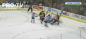 S-a trezit cu propria crosa de hochei, atarnandu-i de cap.  I s-a intamplat unui hocheist in timp ce disputa o partida din NHL - VIDEO