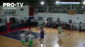 Incident neobisnuit la o partida de baschet din Argentina. Un jucator a fost cat pe ce sa-l bata pe arbitrul intalnirii, care a reusit sa fuga la vestiare - VIDEO