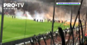 Dezordini in masa la derby-ul orasului Salonic. Zeci de suporteri au aruncat cu materiale pirotehnice din tribune si au invadat suprafata de joc - VIDEO