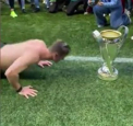 Antrenorul echipei de fotbal New York City s-a dezbracat chiar pe teren si a facut cateva flotari - VIDEO