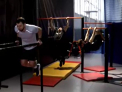 Un grup de tineri care practica street work-outul ies in evidenta si par ca sfideaza gravitatia de fiecare data cand sunt pe terenul de sport - VIDEO