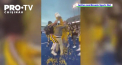 S-a pomenit cu o galeata de cartofi prajiti...in cap. Un antrenor de fotbal american, la finalul unui meci a fost rasplatit astfel pentru victoria obtinuta - VIDEO