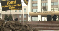 Membrii Partidului Congresul Civic protesteaza din nou. Protestatarii au adus mai multi saci cu tizic pe care i-au rasturnat in fata Parlamentului - VIDEO