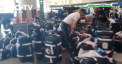 Un video cu hocheistii finlandezi dormind printre bagaje intr-un aeroport din China a devenit viral pe retelele de socializare - VIDEO