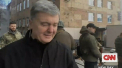  Fostul presedinte al Ucrainei, Petro Porosenko, umbla cu un Kalasnikov pe strazi