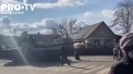 Momentul in care oamenii incearca sa opreasca tancul, ingenuncheaza chiar, insa nu reusesc. Blindata inainteaza fiind urmata de o coloana imensa - VIDEO