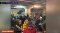 Oamenii care au fugit din calea razboiului canta imnul Ucrainei in adaposturi