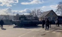 VIDEO Localnici din Cernihiv in fata tancurilor rusesti, in incercarea de a le opri