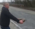 Momentul in care un ucrainean muta cu mainile o mina intr-o padure - VIDEO