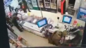 Militari rusi filmati in timp ce fura dintr-un magazin din Ucraina - VIDEO