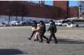 Momentul in care o femeie in varsta ar fi retinuta la Kremlin pentru ca avea o sacosa cu masajul "Nu razboiului"