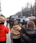 Momentul in care o coloana de masini ce apartine trupelor ruse este oprita din drum de catre cetatenii ucraineni - VIDEO