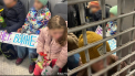 Politia din Rusia a arestat mai multi copii si parintii acestora care au venit sa depuna flori la Ambasada Ucrainei din Moscova - FOTO/VIDEO 