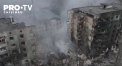 Bombardamentele si atacurile aeriene din partea armatei ruse asupra oraselor din Ucraina si-au lasat puternic amprenta. Imaginile filmate cu drona arata blocuri transformate in ruine si masini distruse - VIDEO