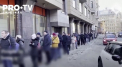 Rusii au format cozi uriase la bancomatele din tara, dupa ce Banca Centrala a Federariei Ruse a decis ca de astazi bancile nu vor mai vinde valuta straina - VIDEO