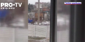 Momentul in care trei soldati rusi alearga sa prinda niste gaini dintr-o curte din Ucraina - VIDEO