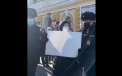 O fata cu pancarta alba in maini, retinuta de politia rusa in timpul protestelor. Moscova reprima dur orice protest impotriva razboiului