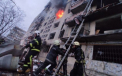 Un bloc de 9 etaje din Kiev a luat foc dupa ce a fost bombardat de rusi. Operatiunea de stingere a flacarilor si salvare a locatarilor este in curs de desfasurare - FOTO/VIDEO