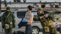 Luptatorii Azov sunt vanati de soldatii rusi in Mariupol. Barbatii sunt opriti pe strazi si dezbracati
