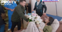 Momentul emotionant cand Volodimir Zelenski ofera flori adolescentei care si-a aparat fratele mai mic, in timp ce armata rusa a inceput sa traga asupra masinii in care se afla impreuna cu familia - VIDEO