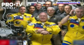 Disidenta sau coincidenta. Trei cosmonauti rusi au ajuns la bordul Statiei Spatiale Internationale purtand costume de zbor galbene cu accente albastre, culori care se potrivesc cu steagul ucrainean - VIDEO