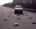 Cum se strecoara masinile ucrainenilor printre mine antitanc puse pe o sosea de langa Kiev - VIDEO