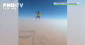 Lewis Hamilton a sarit cu parasuta la Dubai. Pilotul a reusit sa execute si cateva trucuri in aer - VIDEO