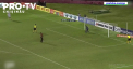 Un fotbalist din Brazilia s-a facut de ras in timpul unei lovituri de pedeapsa - VIDEO