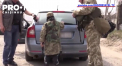 Inarmat cu o arma din plastic, baietelul, in varsta de doar 6 ani, ajuta politistii de frontiera de la punctul de control de langa Harkov sa verifice masinile si pozele din acte - VIDEO