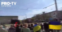 Zeci de ucraineni au iesit la protest in Herson pentru a-si manifesta nemultumirea fata de invazia rusa - VIDEO