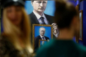 Un portret al lui Vladimir Putin, atarnat la centrala nucleara din Zaporojie: „Probabil ca sa scuipe toata lumea pe el”