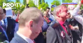 In timp ce incerca sa depuna flori la cimitirul soldatilor sovietici din capitala Poloniei, cu ocazia Zilei Victoriei, ambasadorul rus, Serghei Andreev a fost stropit pe fata cu vopsea de culoare rosie - VIDEO