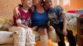Si mama, si fiica si-au pierdut picioarele cand rusii au bombardat gara Kramatorsk. De ele are grija acum geamanul ramas teafar - FOTO