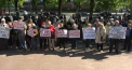 Si-au adus sustinatorii pentru a protesta. PCRM si partidul "SOR" - cu pancarte si lozinci in fata Parlamentului 
