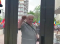 Activistul Anatol Matasaru bate cu pumnul in usile Judecatoriei: „Nu-i permit sa intre” - VIDEO