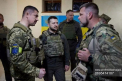 Zelenski viziteaza primele linii ale frontului din afara Kievului, pentru prima data din februarie - FOTO