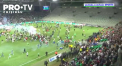 Suporterii echipei Saint-Etienne si-au pierdut cumpatul dupa ce formatia favorita a retrogradat din primul esalon valoric al Frantei - VIDEO