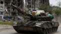 „Asta e boilerul meu”. O refugiata din Ucraina si-a vazut obiectele din casa furate cu tancul de invadatorii rusi (BBC) - FOTO