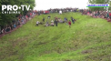 Cu zgarieturi, vanatai, luxatii si fracturi. Asa s-a incheiat cursa de alergare dupa roata de cascaval, desfasurata pe panta unui deal din Marea Britanie - VIDEO